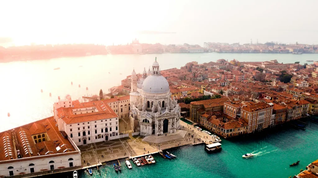 Nell'immagine una veduta di Venezia e dei suoi canali dall'alto.
