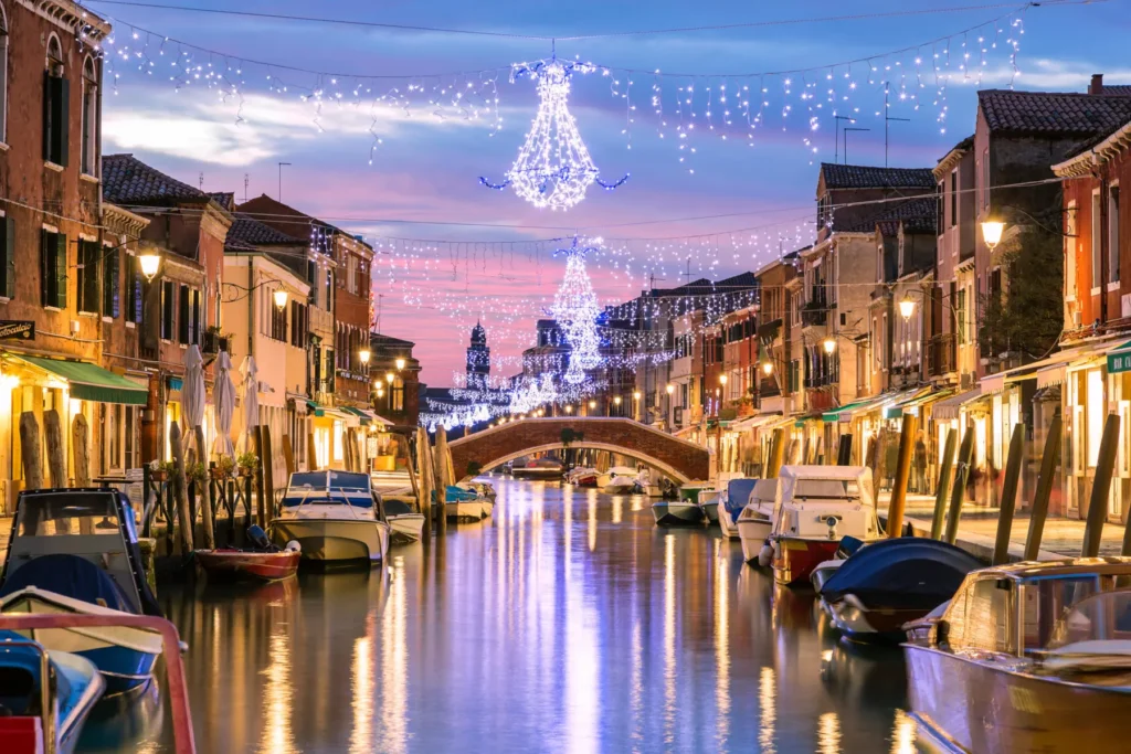 Nell'immagine i canali di Venezia illuminati dalle luminarie natalizie